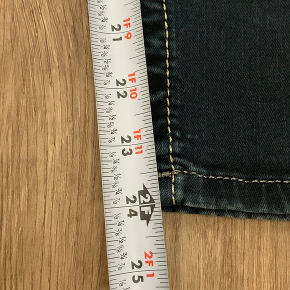 Miss Me signature skinny crop. Size 24 - Picture 9 of 9